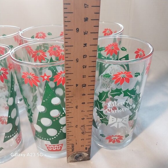 Set Of 8 Vintage Holiday Glasses With Festive Christmas Tree & Poinsettia Design - Picture 6 of 7
